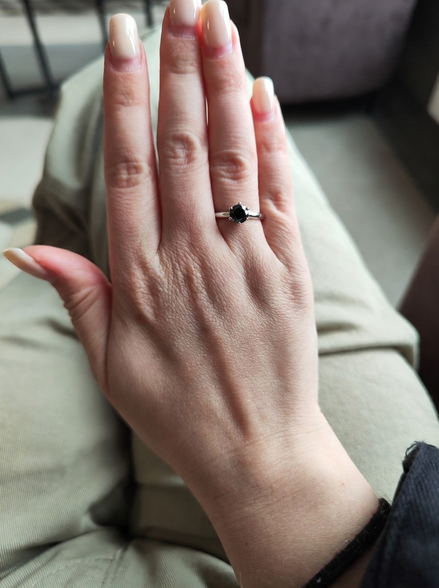 Помолвочное кольцо с черным бриллиантом 0.3 ct.