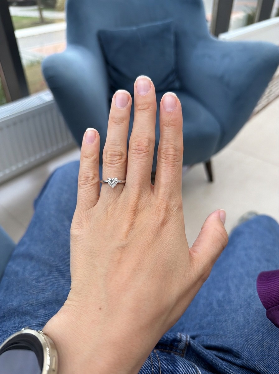 Кольцо с бриллиантом 0.3 ct. в огранке «Сердце»